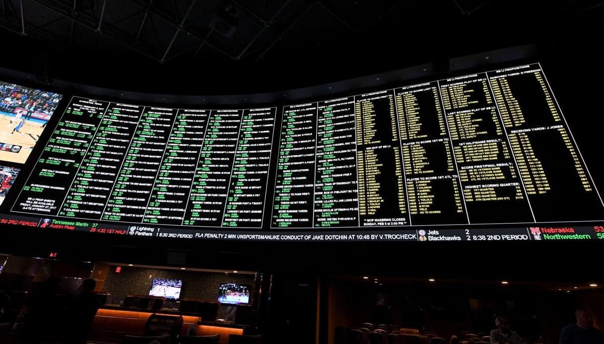Las Vegas Sportsbooks To Limit Viewing Crowds For NFL Sunday