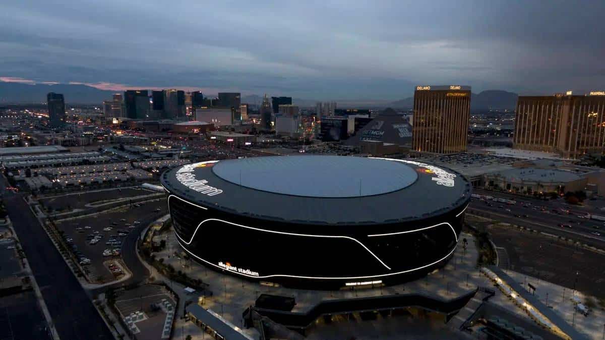 Las Vegas Bowl Officials Keeping Fingers Crossed That Game Will Go Off As Planned