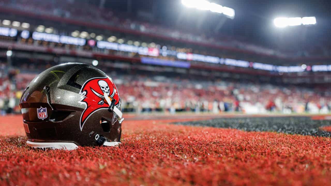 Buccaneers-Cowboys Tangle on SNF: Odds, Prediction, Injuries, & Trends