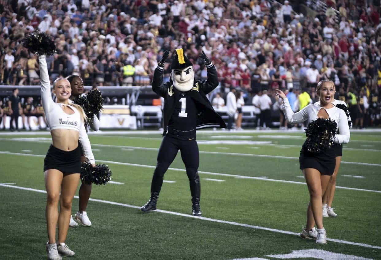 Friday Bowl Games: Odds, Picks, Predictions